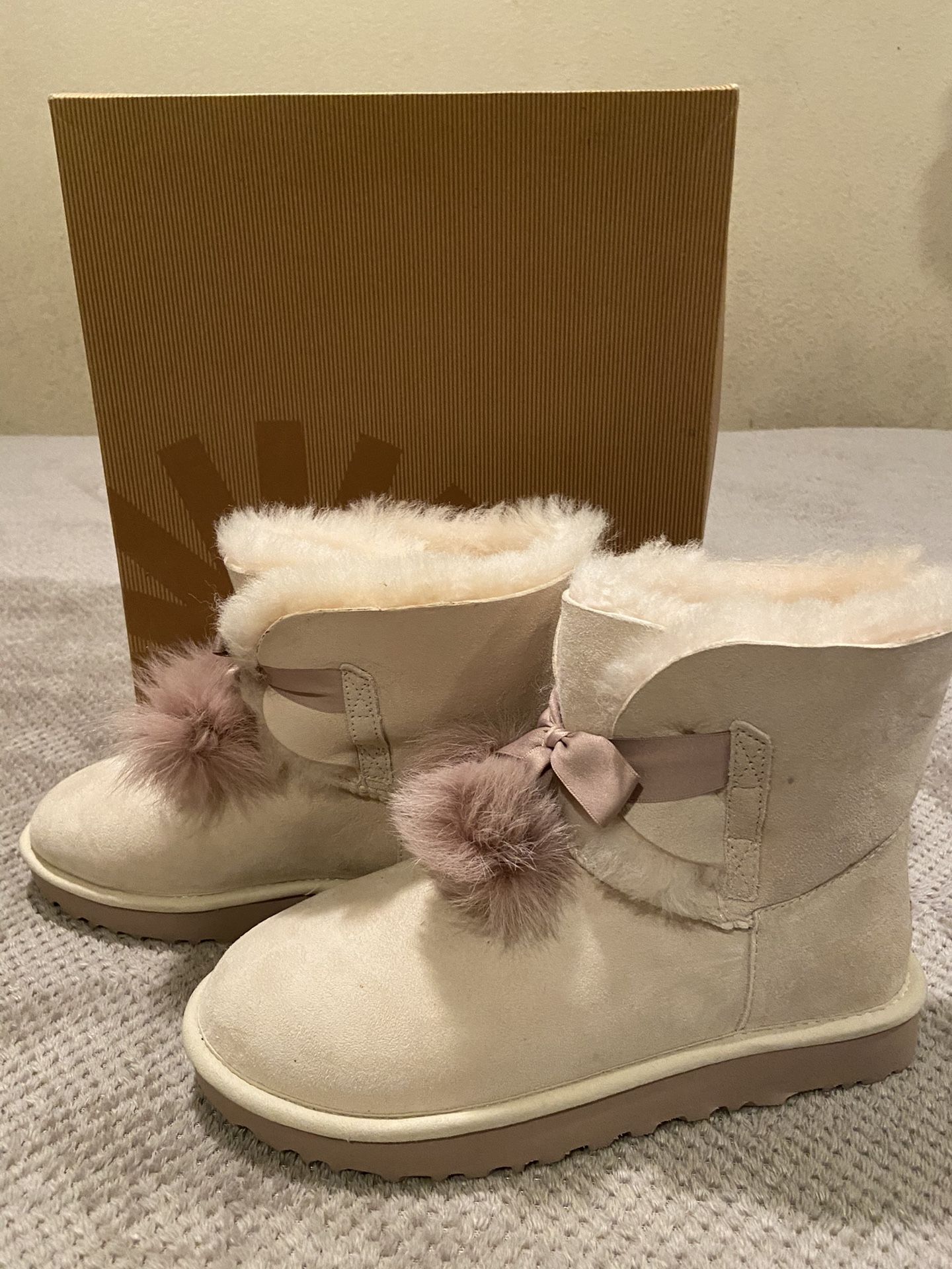 UGG NEW Boots Exelent Condition Size 9 display picture 1