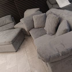 *Living Room Special!!!*---Flexible Lima Gray Fabric Sectional Sofa W/Ottoman---Delivery And Financing Available🫡