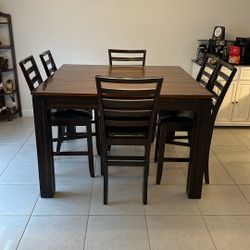 BEAUTIFUL WOOD DINING TABLE