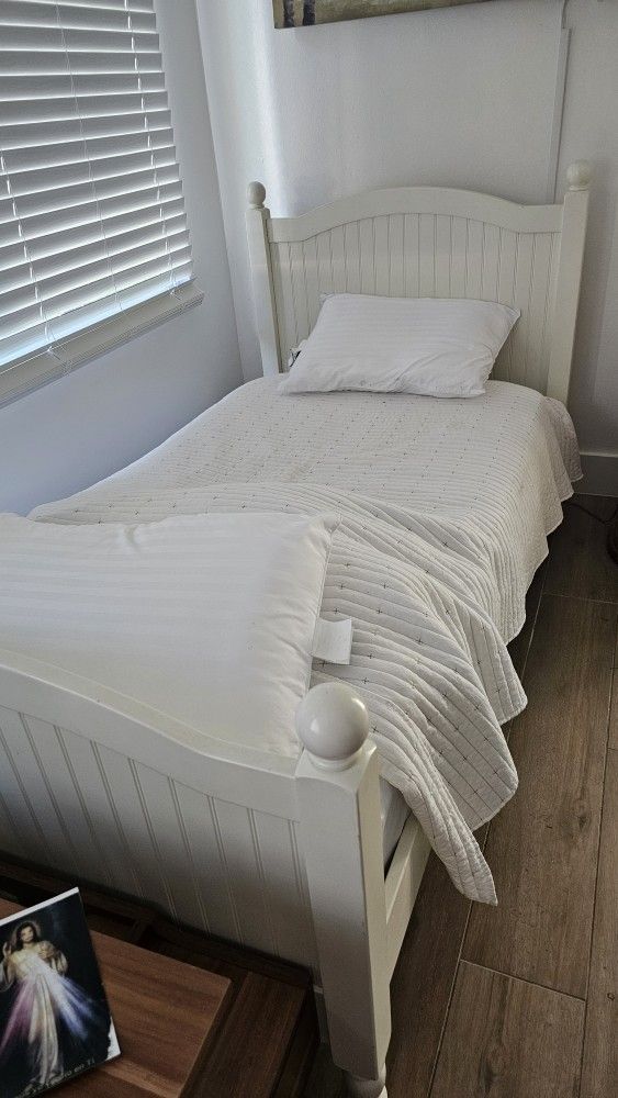 Pottery Barns Twin Bed With Mattress