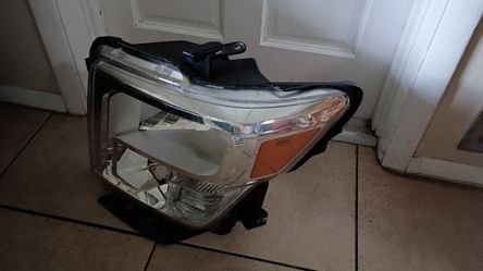 Selling A Front Headlight ( Drivers Side) For2017 Nissan Titan Excellent New Condition!