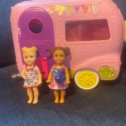 Camper Trailer With 2 Dolls