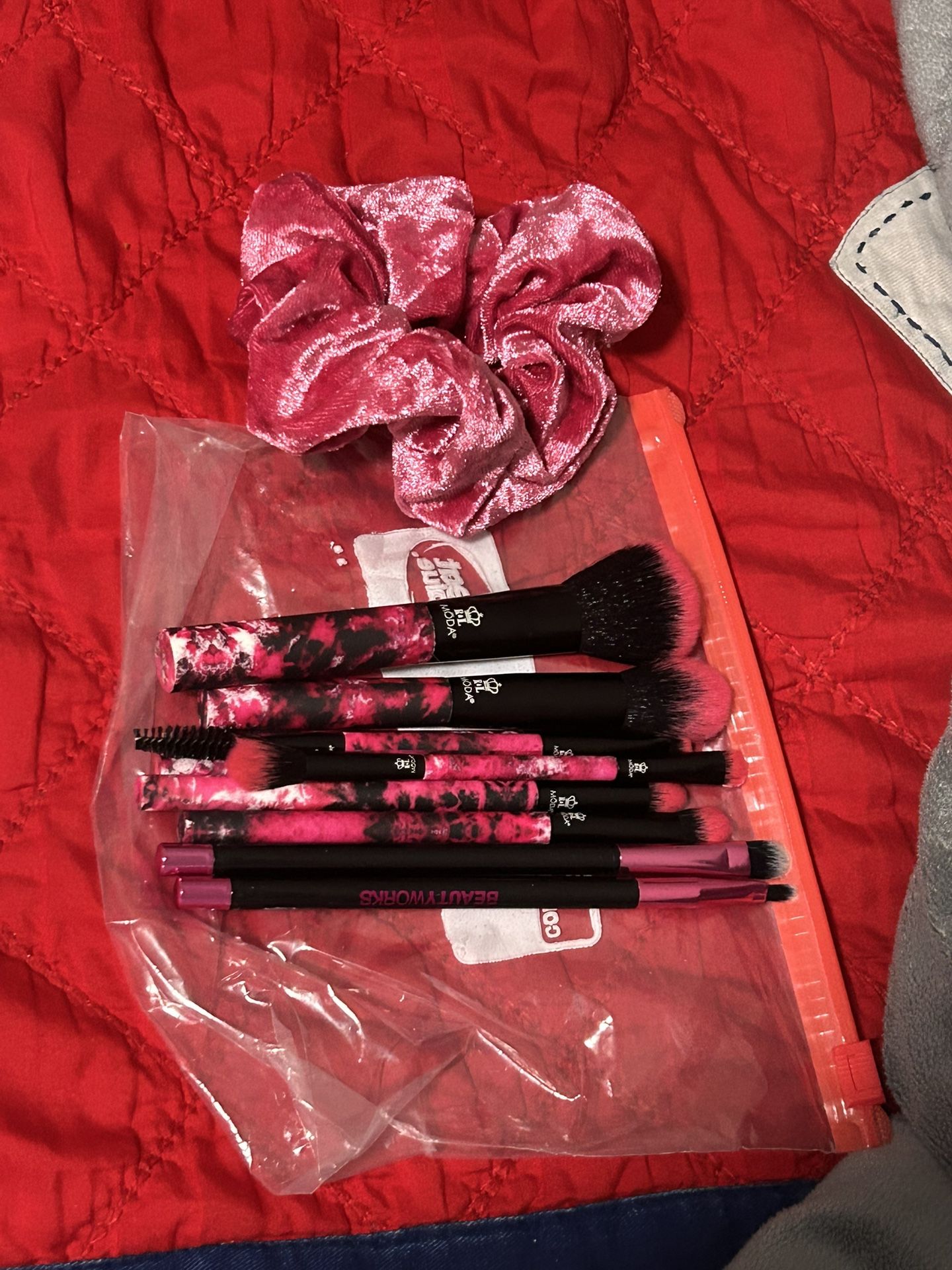 Make Up Brushes + scrunch