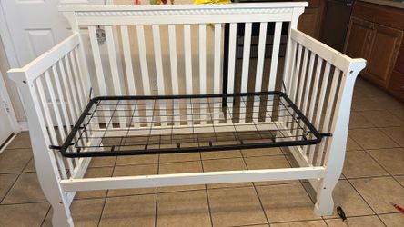 Venetian convertible crib baby to toddler