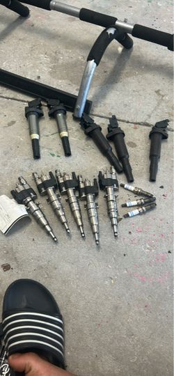 335i 2009 BMW.    Ignition Coils, Fuel Injectors, and Spark Plugs Set