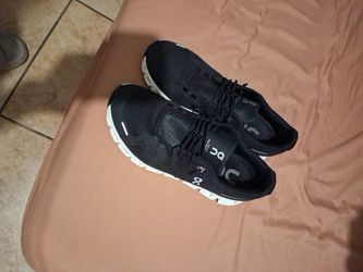On coud  women 8.5