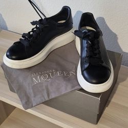 Alexander McQueens Larry Black