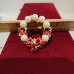 Vintage Goldtone White Faux Pearls Red Enamel Ribbon Holiday Wreath 13/4" Brooch F9