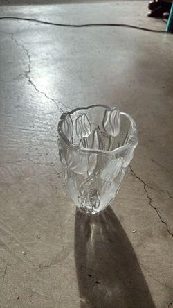 Vase with tulips and leaves etched