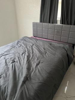 Queen bed w/mattress