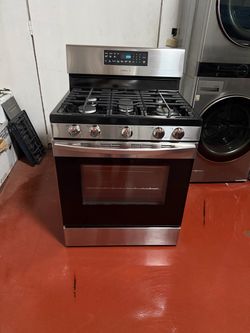 Samsung 5-burner gas stove in very good condition, working perfectly, delivered and installed with a 3-month warranty