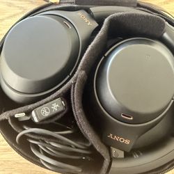 Sony WH-1000XM4 headphones 