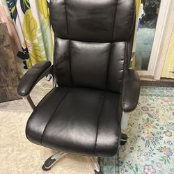 FREE Black Super Comfy & Sturdy Office Chair