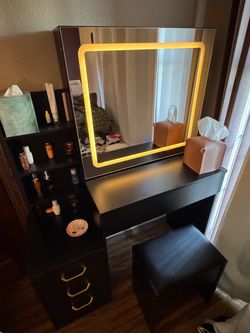 Makeup vanity