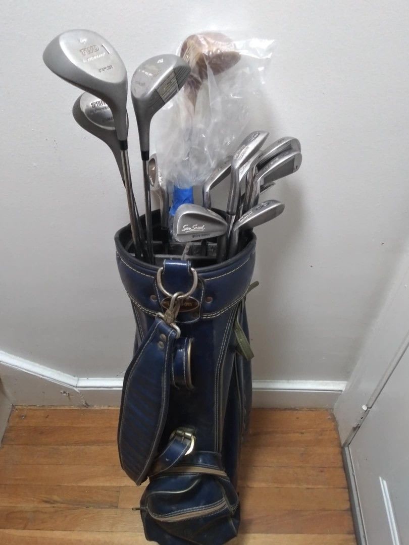 Wilson Blue Golf Bag With Golf Clubs, Golf Tees And Ball 4 Wilson Golf Clubs And 9 Dunlop Clubs. 