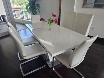 Dinning table off white color, only table