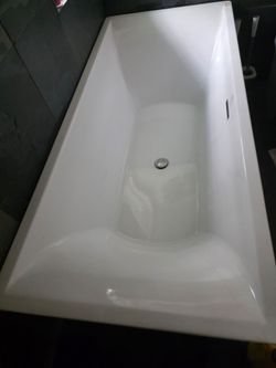 Bathroom tub