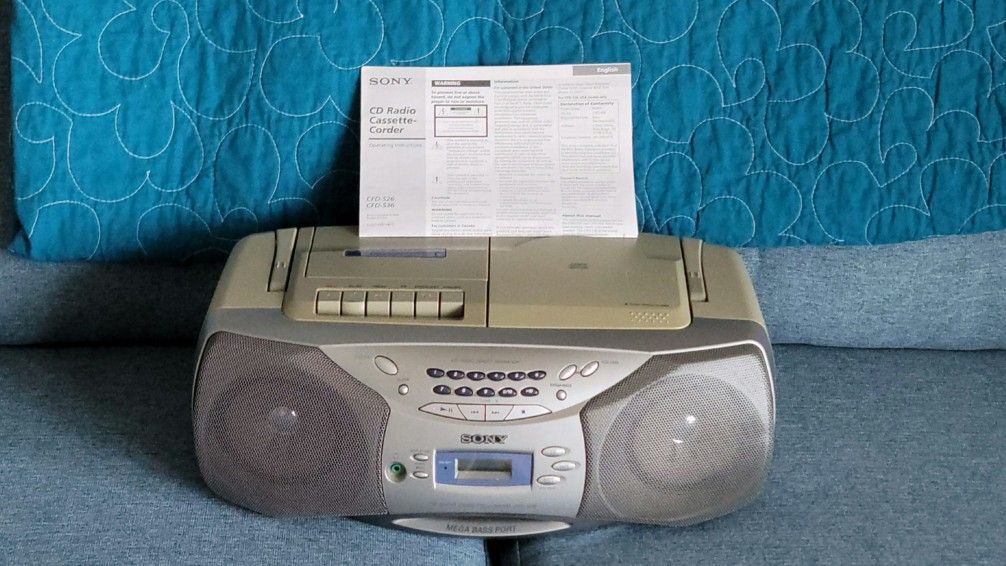 Sony CD/CASSETTE/AM FM RADIO PLAYER