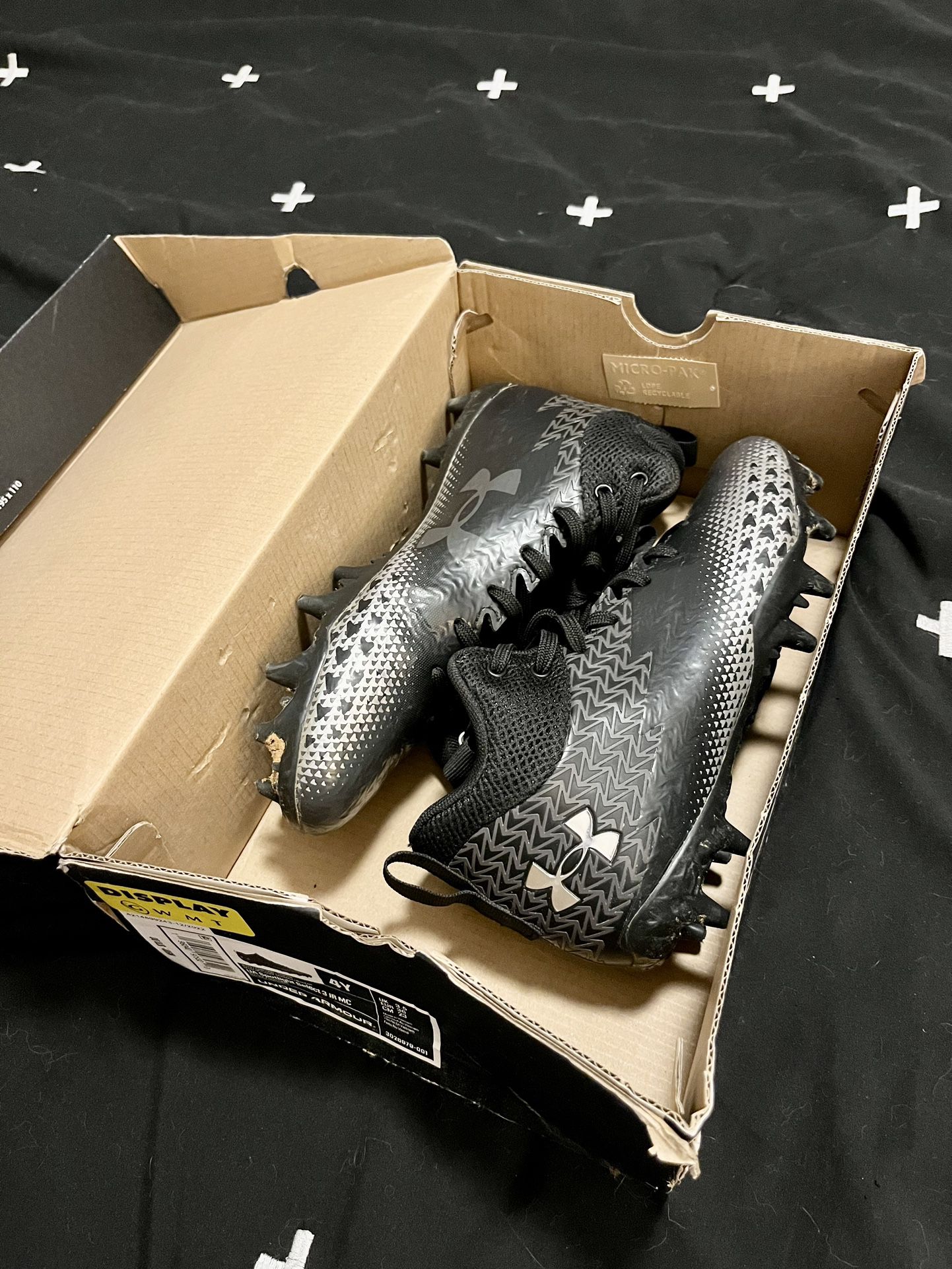 Kids Under Armour Soccer Cleats - Size 4Y
