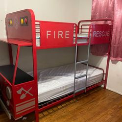 Twin bunk bed