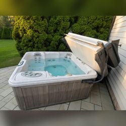 Sundance Spas Sentry Hot Tub Fair Condition - Dublin, OH