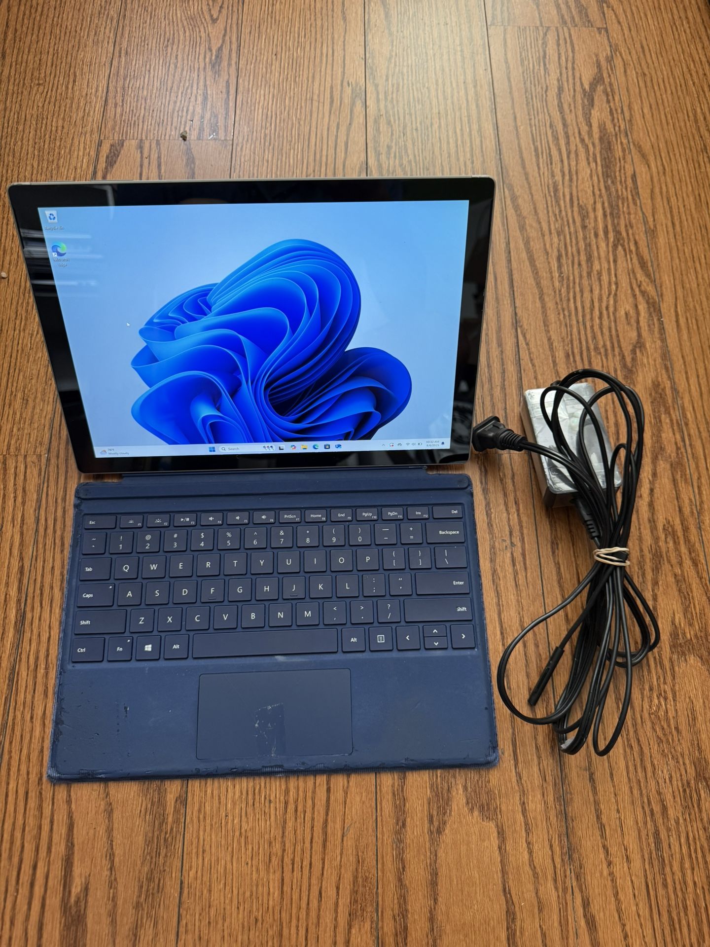 Microsoft Surface Pro 5/4GB RAM/128GB SSD/Windows 11 Pro/Touchscreen/Free keyboard