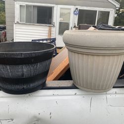 Plastic flower pots