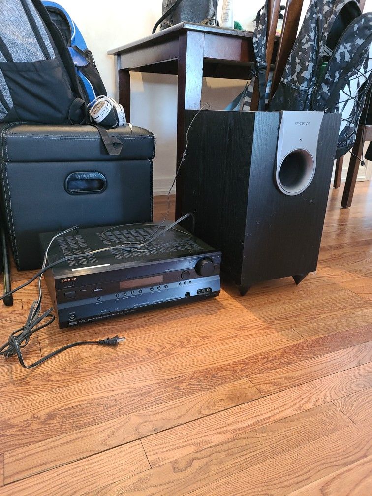 ONKYO HT R550 Receiver, Sub, L&R & Center