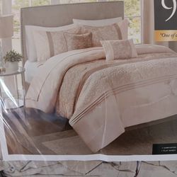 Macy's Queen Size Comforter With Pillow Cases