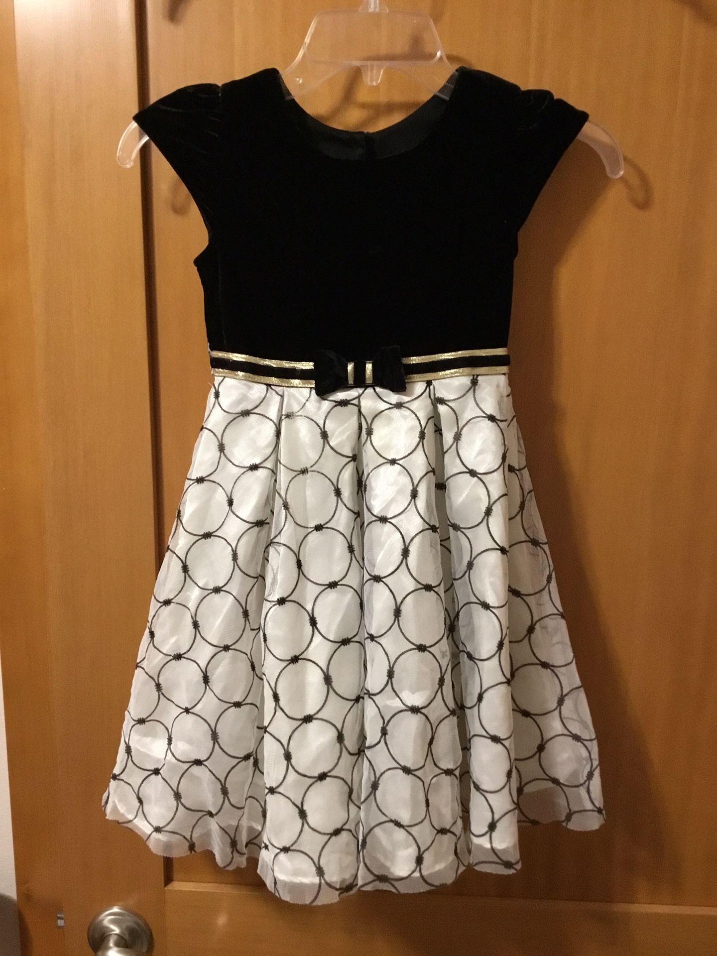 Jona Michelle -Little Girls Beautiful Party Dress Size 5.   Top Portion Is Black Velvet     Non-smoking Home 