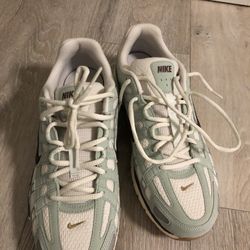 BRAND NEW NIKE SIZE 10.5