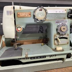 Vintage Winthrop / De Luxe Sewing Machine w/ Case & Extras – Works or Display!