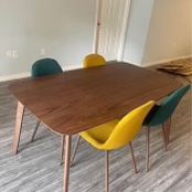 Beautiful wood, modern, practically new dining table