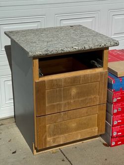 Base cabinet drawer box