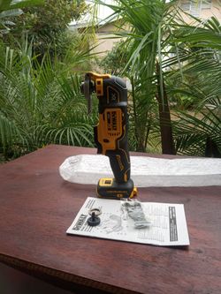 DeWalt 20 v new XR.  Multi tool.   3 speed.    W  blade