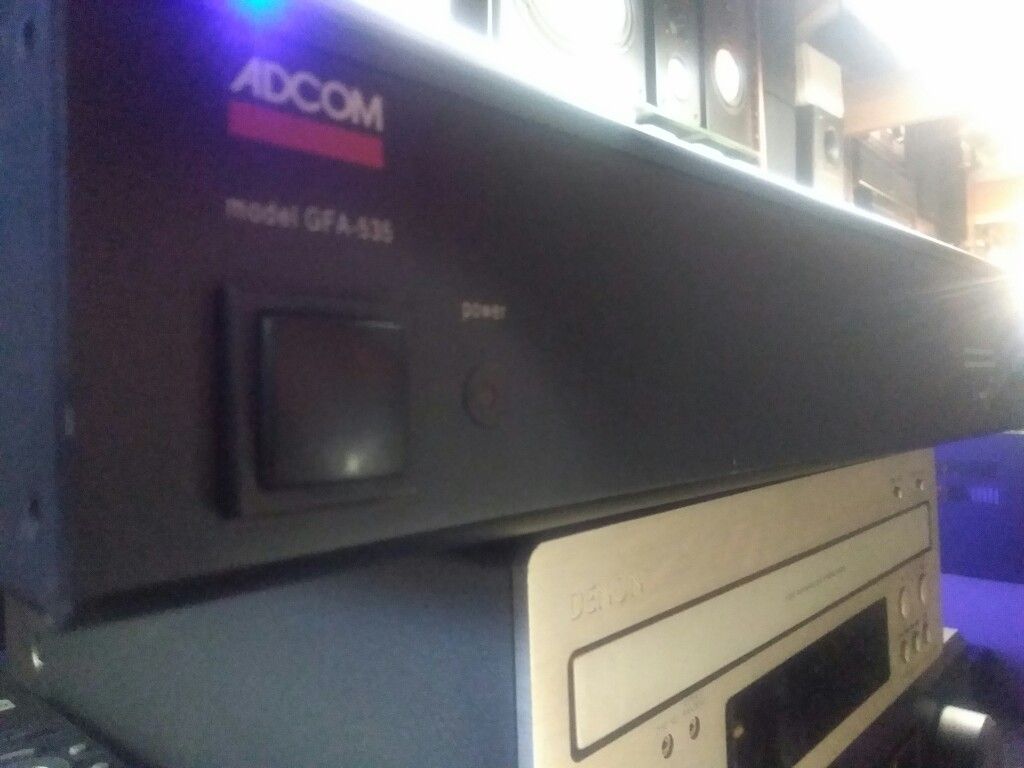 Adcom power amplifier