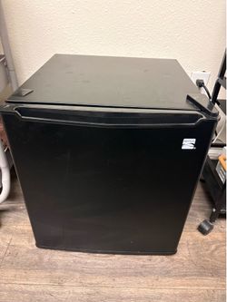 Kenmore 1.7 cu-ft Refrigerator