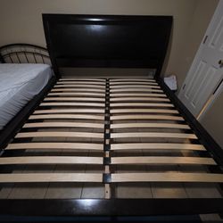 USED WOODEN KING SIZE BEDSTEAD WITH NIGHTSTAND AND MATTRESS. (PICK UP ONLY!)