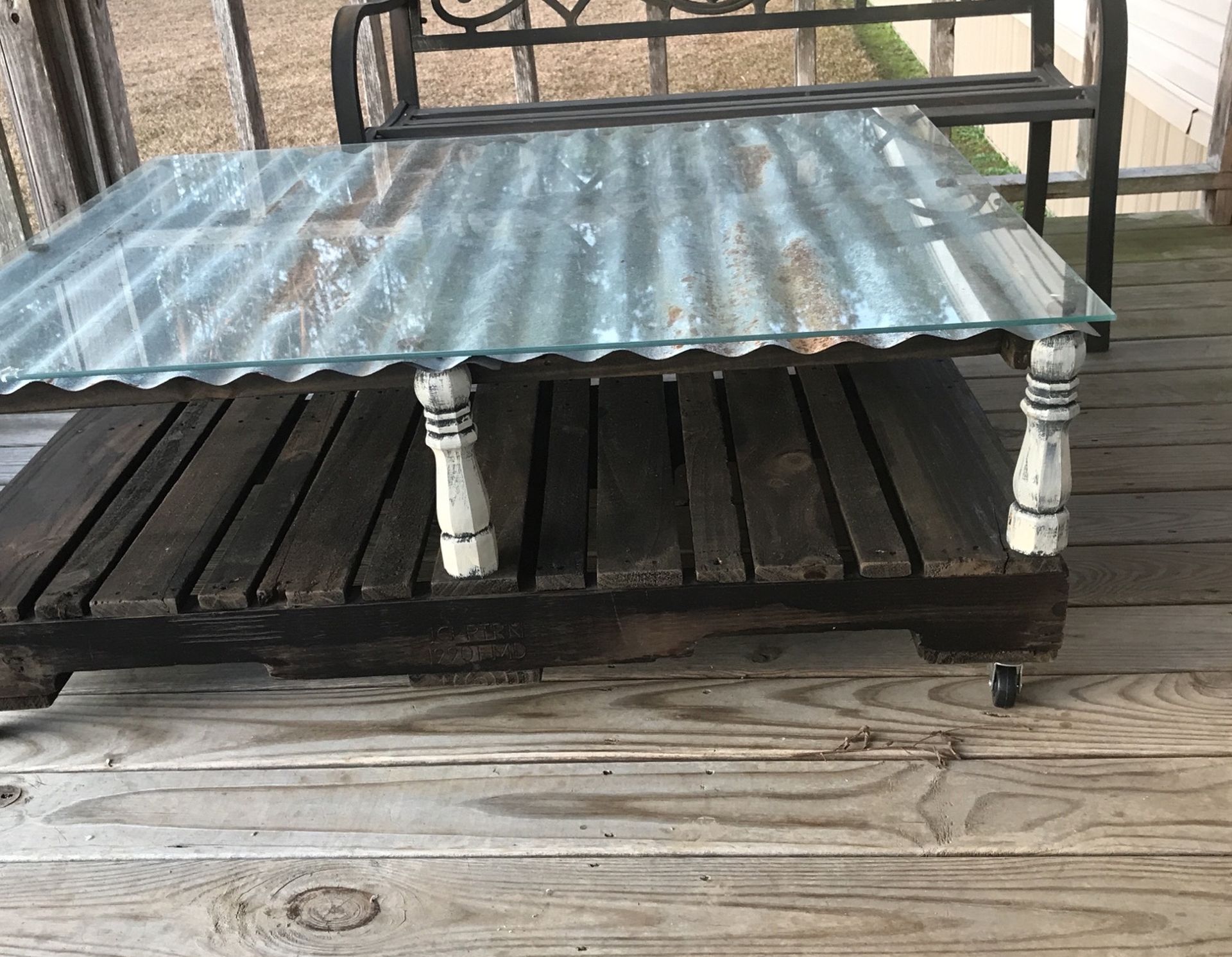 Rustic Pallet Coffee Table With Matching End Tables