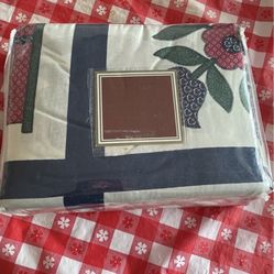 Queen Sheet Set:1 Flat Sheet, 1 Fitted Sheet, 2 Pillow Cases. 100 Egyptian Cotton