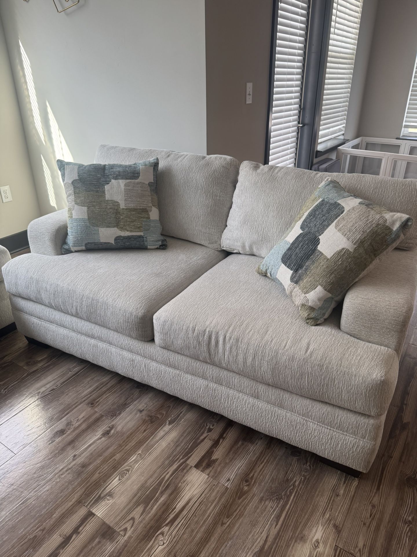 Rooms To Go – Steinway Dove Loveseat (Model 2155-02)