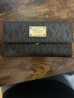 👜 Michael Kors Monogram Trifold Wallet – $40