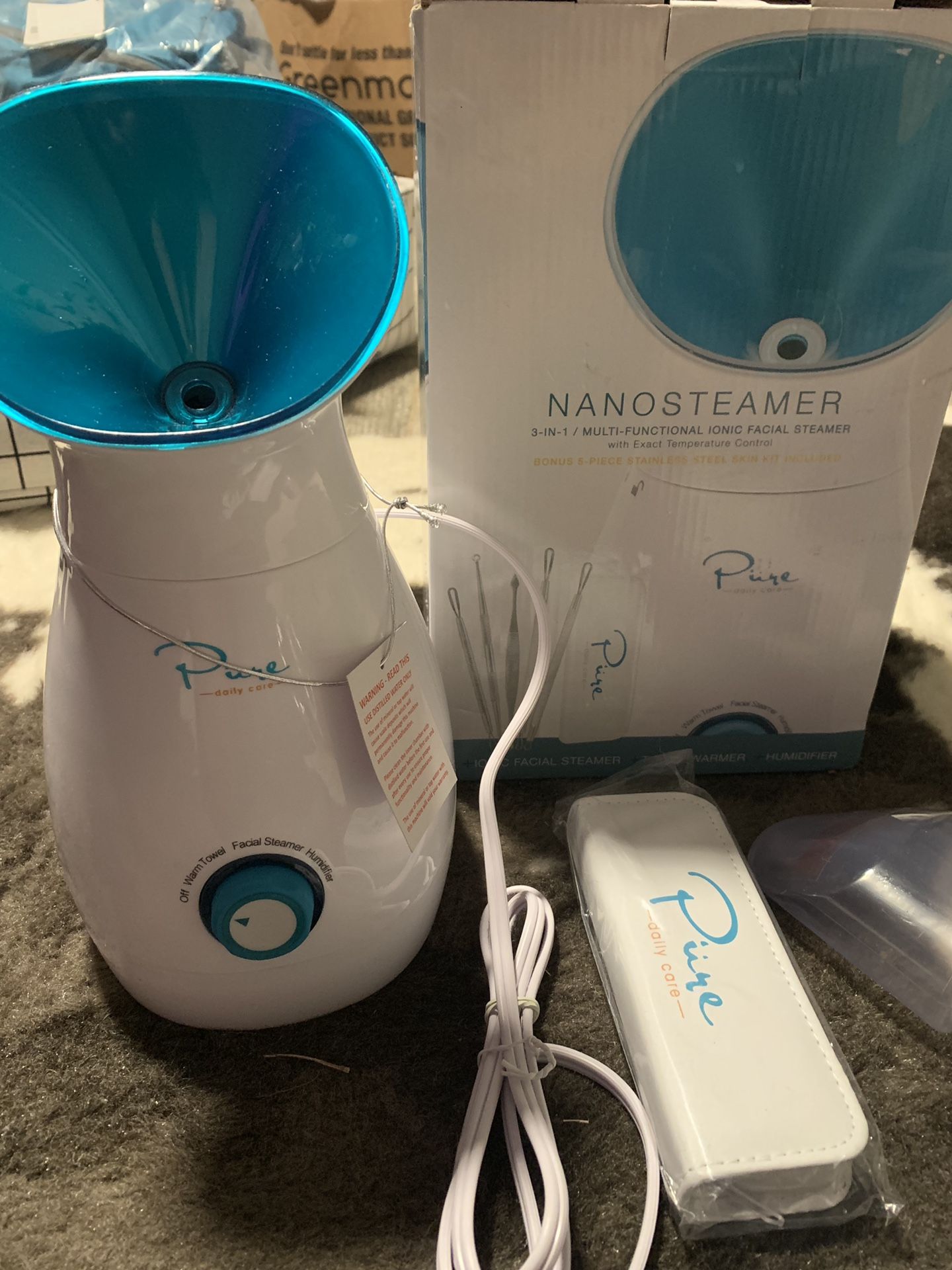 Steam face humidifier pores