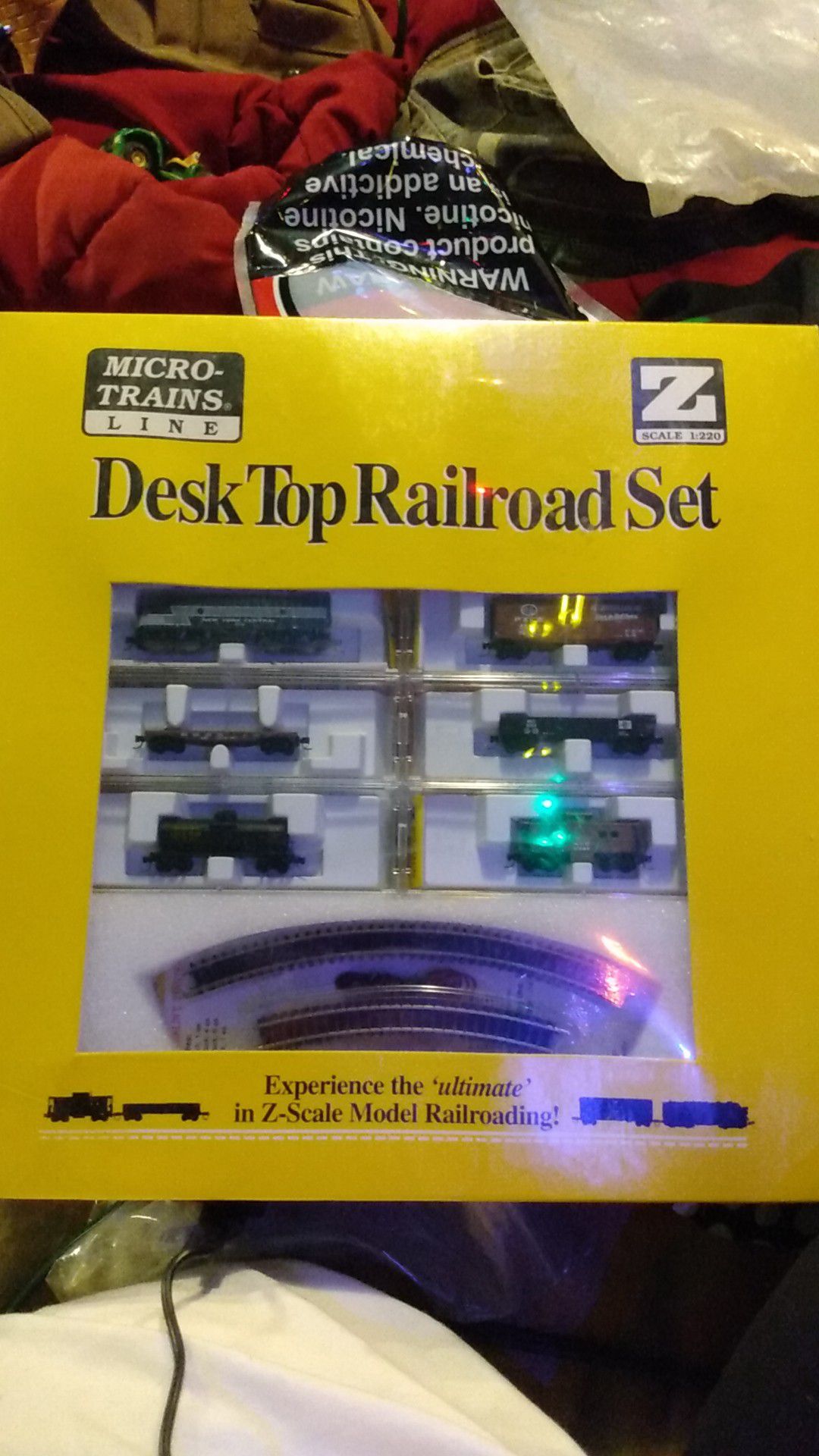 New Micro-Trains DeskTop Electric Railroad Set With Track Z Scale