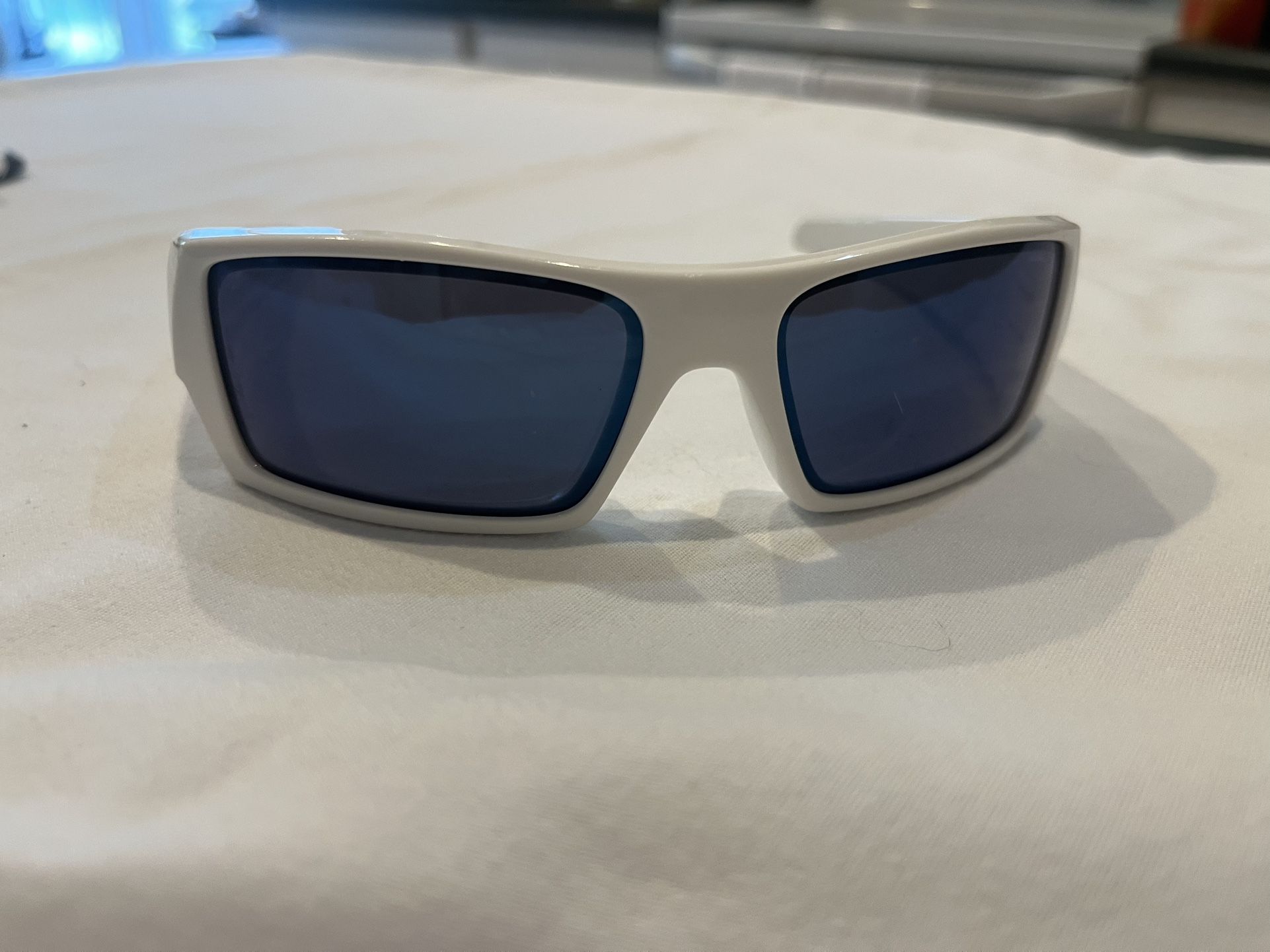 WHITE OAKLEY GASCAN-