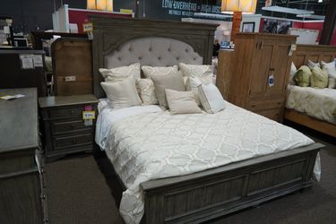 Steve Silver Highland Park Driftwood Bedroom King Tufted Bed