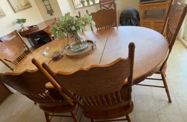 Good Quality wood Table of (6) chairs