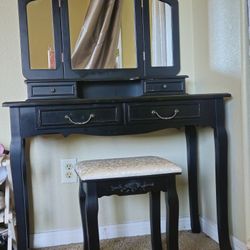 Small Vanity/ Tocador De Maquillaje