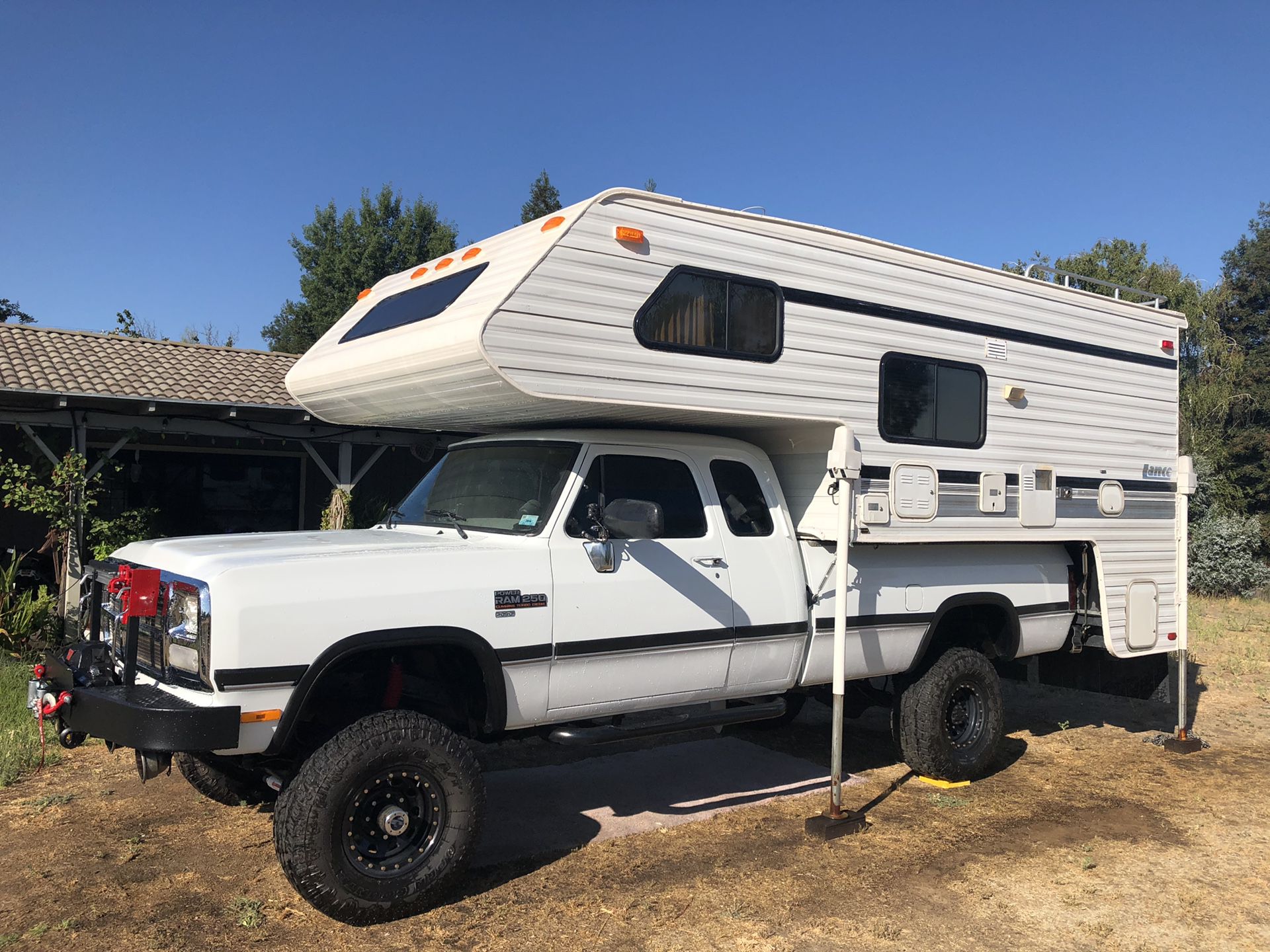 95’ Lance camper 945 11’3 extended cab “8ft bed