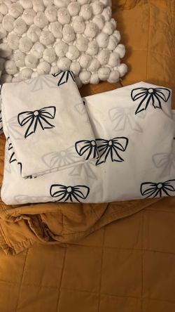 Potterybarn Twin Sheet Set W/Gold Comforter